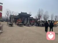 其实成年人的世界里，
很多疲惫不必硬扛，很多委屈也不必沉默。
不用强迫自己一直坚强，
不用事事都做到完美，
更不用在深夜里独自消化所有情绪。