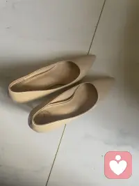 偏爱高跟鞋带来的底气，
一步一从容，一半优雅，一半锋芒。配图
