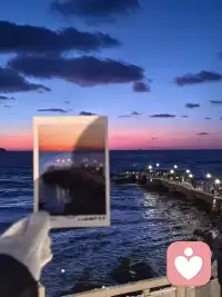 情绪依存效应：人在特定情绪状态下记住的信息，会在相同情绪状态下更容易被回忆起来，简单说就是“开心时记的事，开心时更易想起来；难过时的经历，难过时会更清晰”。
这一效应会影响亲密关系中的感受——比如伴侣在争吵（负面情绪）中翻出的过往矛盾，往往都是在类似负面情绪下发生的，也因此会放大当下的负面感受。配图