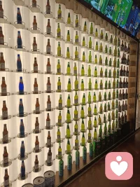 自我判断认知扭曲的核心方法

从思维模式、语言表达、情绪反应三个维度自查，若频繁出现以下表现，大概率存在认知扭曲：
 
1. 思维层面：看问题非黑即白、以一件事否定全部；总把小事灾难化，或过度自我归因/归罪于他人；习惯性主观臆断，不验证事实就下结论。
​
2. 语言层面：常使用“永远、绝对、全部、根本”等极端词汇；说话爱贴标签（如“我就是没用的人”“他就是个坏人”）；频繁说“我肯定会失败”等绝对化预判。
​
3. 情绪层面：因小事产生强烈且持久的负性情绪（暴怒、焦虑、自我否定）；情绪触发后，无法理性分析原因，只会陷入情绪本身；他人稍作反驳，就觉得被否定、被针对。
 
简易自检动作
 
当产生负面感受时，立刻问自己3个问题：
✅ 我此刻的想法，有具体客观证据支撑吗？
✅ 这件事，除了我想的这种可能，还有其他解读吗？
✅ 我如果用对朋友的语气描述这件事，会这么极端吗？
 
若多数情况下答案是否定的，就是认知扭曲的典型信号。配图