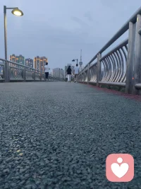 亲密关系里的频繁争吵，从来都不是“爱消失了”的直接证明，更多是彼此的情绪需求没被看见，爱意被沟通的隔阂层层包裹。当你觉得他不爱你时，这份感受并非凭空而来——或许是争吵里的冷言冷语消耗了安全感，是矛盾后的沉默让你觉得被忽视，是期待的回应迟迟未至，让你忍不住用“不爱”来解释所有的委屈。
 
其实很多时候，伴侣间的争吵本质是“索要关注”的错位表达：你用生气表达“我需要被在乎”，他用反驳表达“我希望被理解”，本该相拥的两个人，却站在情绪的对立面互相试探。爱不是不产生矛盾，而是矛盾出现时，依然愿意放下辩解，去看见对方愤怒背后的脆弱，去接住对方不安里的期待。
 
别让一时的争吵，否定掉过往所有的温暖；也别用“他不爱我”的预设，关上彼此沟通的门。试着把“你为什么总是这样对我”换成“我难过的是，这件事里我感觉被忽略了”，把情绪的宣泄，变成需求的表达。真正的爱，藏在争吵后的和解里，藏在愿意为彼此调整沟通方式的用心里，藏在哪怕有矛盾，也依然不想放开彼此的手心里。配图