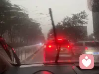 中午大晴天，晚上暴雨来袭，很多事情告诉我们世界是无常的，没有永恒，人之所以痛苦，就是执着在无名里不出来！配图