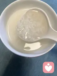 心简单了，世界就简单，今日早餐白粥一碗，入口甘甜，全身一股暖流。有的人会说早晨需要吃肉蛋奶有营养，多少人活在了限制性思维里。《黄帝内经》讲五谷为养，五果为助，五畜为益，五菜为充。五谷是最养我们中国人的气血的。又有多少人活在自己认知的局限里而不自知。配图