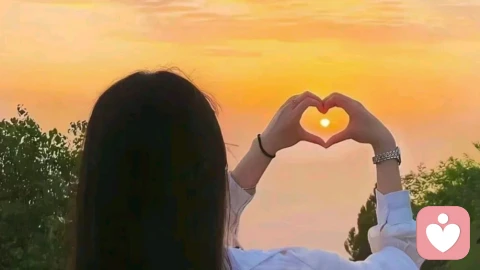 婚姻，是一生的修行与相守\n \n很多人以为婚姻是爱情的终点，是轰轰烈烈的浪漫归宿。可走过烟火岁月才明白，婚姻从不是一时的心动，而是一场漫长且温柔的修行，是两个