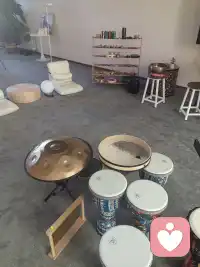 芳香疗愈的核心价值在于它通过“香气”这一古老而直接的通道，和谐地作用于人的“身心”两个层面。它更像是一个温和的，支持性的工具，帮助我们在快节奏的现代生活中管理压力、调节情绪、提升日常幸福感，并辅助身体维持自然的平衡状态。