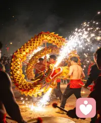 家人们谁懂啊！广西炮龙节的炮龙街，简直是一场炸裂的感官盛宴💥
 
刚到这儿，就被那热闹的氛围狠狠拿捏。舞龙的队伍超燃，巨龙在鞭炮齐鸣中穿梭，那场面，就像电影里的特效场景照进现实。
 
空气中弥漫着鞭炮味儿，噼里啪啦的声响震得我心都在颤。感觉所有的烦恼都在这热闹里被轰得烟消云散了。有机会一定要来感受！