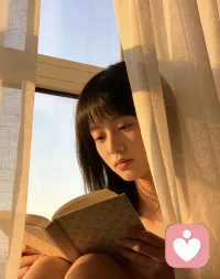 很多人在感情里反复受伤，
不是运气差，不是眼光不好，
而是童年缺的那份安全感，
让你总在熟悉的痛苦里打转。
 
先治愈自己，再遇见爱情。
我在这里，听你说。配图