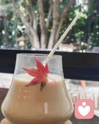 有些选择现在看起来很正确，以后却不一定对，有些选择现在感觉上不对，以后也有可能是好的！

比如曾经很多热门的专业、行业、工作方向，都很具有时代属性。

今天对，将来不一定对，如果从这个点去看是不是决策的压力会小一点。既然选择不是绝对的，那就坚持当下自己觉得合适的，往前一直走就好了！