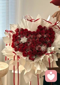 痛苦感源于现实与期望的落差。当现实无法满足我们的需求、期待或价值观时，大脑会释放压力激素，产生强烈的负面情绪。这种痛苦可能是失去重要的人或物、遭遇挫折失败、感到不被理解、面临选择困境，或是身体不适引发的心理反应。痛苦提醒我们某些方面需要改变或调整，是进化赋予的自我保护机制，虽然难受，却推动我们成长和适应。