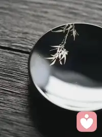 你面前有一个杯子，你喝水，它就是水杯；你抽烟，它就是烟灰缸；你插花，它就是花瓶。
杯子本身，其实它什么也不是，这叫空性；
你用它来干什么，它就是什么，这叫妙用。
你非要坚持，它一定就是杯子，这叫住相。
为此，你不惜和别人争论抬杠，这叫我执。
结果，你抬杠有了情绪和谩骂，这叫烦恼。
最后，你对这个人产生了反感，这叫偏见。
然后，也就明白了，这个世界，其实没有别人，只有你自己。你在时，世界就跟着存在，你走后，世界就跟着消失。那些别人，那些纠缠，那些执着，那些控制，不过都是你内心，跟自己起的各种纠缠。于是，你就又明白了那句话：本来无一物，何处惹尘埃...