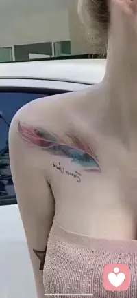 羽毛落肩，把温柔的念想纹成贴身的浪漫

水彩晕开的不仅是图案，更是独属自己的印记配图