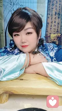 一路走来，我们总会积攒许多无处言说的心事。
或许是生活的压力，或许是人际的困惑，又或是深夜翻涌的情绪，不敢轻易向身边人倾诉。
我是一名倾听师，愿意放下所有评判，安安静静听你讲述。不用伪装坚强，不必小心翼翼，在这里你可以卸下所有防备。
愿用一份温柔与耐心，陪你梳理心绪，和你一起慢慢治愈。风再大，也有人陪你同行。