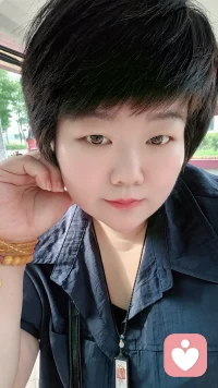 太多心事堵在心底，日积月累酿成心结。没人懂得深夜辗转的煎熬，没人看穿笑容下的落寞。我以倾听为暖，收下你的悲欢琐碎，放缓脚步陪你梳理纷乱心绪，让漂泊的灵魂暂时停靠，卸下满身疲惫。
