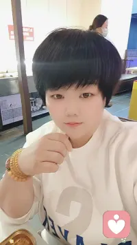 世间大半烦恼，源于心事无处寄存。我们被世俗裹挟着坚强，崩溃要择时，难过要隐忍，连脆弱都变成一件需要避讳的事。见过太多独自硬撑的灵魂，困在原生的桎梏里，陷在情爱纠葛中，困于自我否定的泥沼。我始终相信，最好的治愈从不是醍醐灌顶的大道理，而是有人愿意放下偏见，认真接纳你的所有不堪。静下心聆听你的岁岁悲欢，抚平心上层层褶皱，让漂泊无依的情绪找到栖息的角落，慢慢驱散心底的荒芜与阴霾