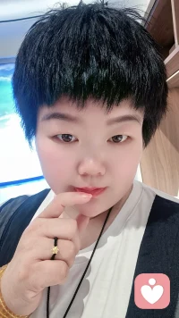 风掠过午后街巷，心事也跟着轻轻落地。愿你放下心头桎梏，与过往和解，好好拥抱当下的时光。配图