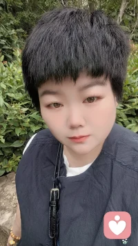 人总会忍不住对未知的关系、未来的生活生出各种设想，继而陷入忐忑。但生活从不是靠推敲和猜测拼凑的。试着把目光放回眼前，珍惜当下的陪伴与美好，心安定了，日子自然就温柔了。愿我们都能少一点思虑，多一份坦然。配图
