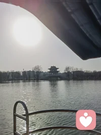 去爱那些让你感到平静和幸福的人和事，做让你轻松幸福的决定