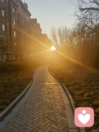 小时候以为离婚是故事的烂尾，是个贬义词
长大才明白，他也可以是另外一段人生的序曲，是褒义词
是代表有告别错的勇气，才能和对的自己相逢
人生的意义在于不断的寻找自己。配图