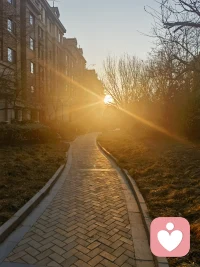 小时候以为离婚是故事的烂尾，是个贬义词
长大才明白，他也可以是另外一段人生的序曲，是褒义词
是代表有告别错的勇气，才能和对的自己相逢
人生的意义在于不断的寻找自己。配图