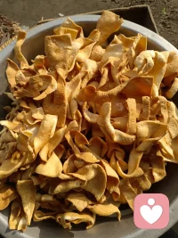  年味是什么？是爸妈手里的烟火，是童年味蕾的复苏。在这个快节奏的世界里，唯有回到家，才能把心彻底安放在这盆酥脆里。