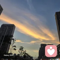 外面发生的
和我们以为外面发生的
从来不是同一件事
中间隔着一个解读的过程
所有的苦和乐
都是在那个过程里被制造出来的