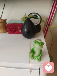 有时候，我们会莫名其妙地感到失落，心里空落落的，像丢了什么东西，又说不上来。这种感觉虽然不撕心裂肺，但像阴天的潮气一样，黏在身上，甩不掉。
 
没关系的，真的。
 
允许自己失落一会儿吧。
 
人不是机器，不能永远保持高昂的电量。失落，其实是你的心在提醒你：“我累了，我需要休息了。”
 
你不需要时刻都坚强，不需要时刻都正能量。
你可以难过，可以发呆，可以什么都不想做。
 
就像天气会有阴晴圆缺，你的情绪也会有高低起伏。
这不是退步，也不是失败，这是生命的自然节律。
 
把心放轻一点。
 
那些让你失落的事情，可能并没有你想象中那么严重。
那些让你纠结的人，可能也并没有那么重要。
 
试着深呼吸，把心里的闷气吐出来。
去喝一杯温水，去吃一块甜甜的蛋糕，去看一部喜欢的电影。
 
你要相信，情绪是流动的。
它像一阵风，吹过来的时候会让你觉得冷，但它终究会吹过去。
 
现在的失落，只是暂时的。
它不会永远占据你的心。
 
请记得好好爱自己。
 
在这个世界上，你才是最重要的。
不要因为别人的一句话而否定自己，不要因为一时的不顺而怀疑未来。
 
你很好，你值得被温柔以待。
哪怕现在没有人陪你，你也要学会抱抱自己。
 
黑夜总会过去，太阳明天依然会升起。
等你休息够了，调整好了，你依然是那个闪闪发光的你。
 
现在，闭上眼睛，对自己说一句：
“没关系，一切都会好起来的。”
 
我在这里，陪着你。配图