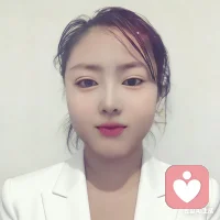 《那一刻，我真高兴》
 
每个人都有自己的“高兴时刻”。
有的是考了好成绩，有的是收到礼物，有的是和朋友相聚。
而我最难忘的一次高兴，却来自一件特别小、特别普通的事。
 
那天，天空灰蒙蒙的，像被谁不小心打翻了墨水瓶。我心情也跟着沉了下来，总觉得什么都不顺。
 
放学回家的路上，我低着头，踢着路边的小石子，想着一天的烦恼。
就在这时，一阵风吹过来，把路边的树叶吹得沙沙作响。
我抬头一看，发现那棵我每天经过的小树，竟然长出了嫩绿的新芽。
 
小小的芽，嫩嫩的、亮亮的，像一个个刚睡醒的小宝宝。
在灰蒙蒙的天空下，它们显得格外有生气。
 
我突然觉得心里“咯噔”一下，像有什么东西被点亮了。
 
我忍不住停下脚步，蹲下来仔细看。
那些新芽那么小，却那么顽强，好像在告诉我：
“只要春天来了，就一定会有希望。”
 
就在那一刻，我突然觉得所有的烦恼都没那么重要了。
我甚至忍不住笑了出来。
 
回家的路上，我发现天空好像没那么灰了，风也变得温柔了。
我一路走，一路哼着歌，脚步轻快得像要飞起来。
 
晚上，我躺在床上，想起那些新芽，心里还是暖暖的。
我突然明白：
 
高兴，不一定来自大事。
它可能藏在一阵风里，藏在一片叶子里，藏在你不经意抬头的那一刻。
 
只要你愿意去发现，生活处处都有让你高兴的理由。
 
那一刻，我真高兴。
不是因为得到了什么，而是因为我重新找回了心里的那束光。配图