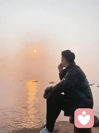 人啊，为啥活的这么累？究其原因是自己活的不通透。
曾几何时年轻的时候，心智不成熟，没有任何社会经验，人到中年了要懂得进退，懂得感恩所有值得你感谢的人，值得你爱的人，让自己的生活丰富多彩些，活的自然活的有价值，整天在无畏漩涡中纠缠，不如让自己冷静的思考一下，读读书在书中汲取智慧，不要和自己较真，也不必跟别人较真，心情舒畅，遇事不急，劳逸结合，不要被任何情绪影响自己，让健康心理主导自己的生活，抛开那些不愉快的烦恼，做自己的主人，才是活着不累的根本！配图