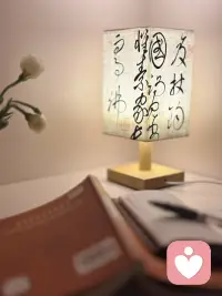 别让情绪内耗，拖垮你的人生
你是否总在反复纠结过去的事，为未发生的事焦虑，心里像压着一块石头，明明什么都没做，却觉得身心俱疲？这就是情绪内耗，它像一只无形的手，悄悄偷走你的精力、时间和快乐。

情绪内耗的本质，是我们对自己的过度批判和对现实的抗拒。一件小事没做好，就无限放大自己的失误；别人一句无心的话，就反复揣摩背后的含义。我们总在脑海里上演各种糟糕的剧情，让自己陷入自我拉扯的恶性循环。

其实，停止内耗从来都不是靠硬扛，而是靠“放下”和“行动”。试着接纳自己的不完美，每个人都会犯错，不必用别人的标准苛责自己；学会活在当下，过去的已经无法改变，未来的尚未发生，能把握的只有此刻的每一秒。

当你开始感到内耗时，别沉浸在负面情绪里。可以试着做一件小事：起身喝杯水、走一走，或者写下心里的烦恼，把无形的情绪变成有形的文字。行动起来，就是打破内耗最好的方式。别让心里的纠结，成为前行的阻碍，放过自己，才能轻装前行。配图