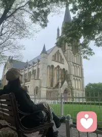 学会好好说话，是家庭最好的风水

家庭，本该是最温暖的港湾，却常常因为糟糕的沟通，变成充满硝烟的战场。一句脱口而出的指责，一次不耐烦的回应，都可能在家人心里留下一道伤痕。其实，家从来不是讲道理的地方，而是讲爱的地方，好好说话，才是家庭最好的风水。

我们总习惯把最好的脾气留给外人，把最坏的情绪留给最亲近的人。因为知道家人不会离开，就肆无忌惮地发泄不满；因为觉得彼此熟悉，就忽略了沟通的分寸。却忘了，家人之间的感情，也需要用心呵护，而好好说话，就是最基本的温柔。

好好说话，不是忍气吞声，而是学会好好表达。把“你怎么又这样”换成“我希望你可以这样做”；把“你从来都不理解我”换成“我心里的感受是这样的”。少一点指责和抱怨，多一点理解和包容；少一点冷漠和敷衍，多一点耐心和倾听。

家人之间的相处，藏着最真实的生活模样。一句温暖的话，能化解所有的矛盾；一份真诚的表达，能拉近彼此的距离。好好说话，让爱留在嘴边，藏在心里，让家成为真正温暖的港湾。配图