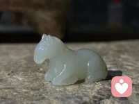 真正的成熟，是学会与自己和解

从小到大，我们总被教导要努力、要优秀、要成为更好的人，却很少有人告诉我们，要学会与自己和解。我们总在追逐别人的脚步，活在别人的期待里，拼命想活成“完美”的样子，却忘了问问自己，这样的生活，是不是自己真正想要的。

真正的成熟，从来不是变得无坚不摧，而是学会接纳自己的全部：接纳自己的不完美，接纳自己的平凡，接纳自己偶尔的软弱和迷茫。不再因为一次失败就否定自己的全部，不再因为别人的评价就怀疑自己的选择，不再强迫自己活成别人喜欢的样子。

与自己和解，是放过那个不够完美的自己。你不必事事做到最好，不必让所有人都满意，你只是一个普通人，会犯错、会疲惫、会有做不到的事，这都没关系。学会和自己对话，听听心里的声音，尊重自己的感受，不勉强、不苛责、不内耗。

与自己和解，也是学会珍惜当下的自己。珍惜自己的优点，善待自己的不足，在自己的节奏里慢慢成长。不必着急，不必焦虑，你走过的每一步，都有它的意义；你经历的每一次风雨，都会让你变得更强大。

人生最好的状态，是与自己和解，与生活温柔相处。愿你既能勇敢地追逐梦想，也能坦然地接受平凡，活成自己最喜欢的样子。配图