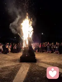 2026年2月13日 星期五 晴  

今晚的风里裹着暖融融的烟火气，当篝火猛地窜向夜空时，周遭的一切仿佛都被镀上了一层温柔的金边

我站在人群边，看着火光里人们手牵手围成圈，脚步跟着鼓点轻轻晃动。火星子簌簌地往天上飞，像把夜空揉碎了撒下的星光，连带着远处的灯火，都变得柔软起来

这阵子攒下的疲惫，好像都被这团火烘得没了影。原来人真的需要这样的时刻，不用说话，不用思考，就站在热闹里，感受着人与人之间无声的联结，感受着火焰带来的蓬勃力量

2026年的年味，好像就藏在这熊熊燃烧的篝火里，藏在人们相牵的手掌里_
总有一个瞬间能接住我们的情绪，也祝我们带着勇气，奔赴新一年的热烈_