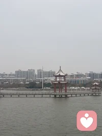 雪后的湖畔亭台，像一幅晕开的水墨画。站在这里，看着灰蒙的天和泛着涟漪的水，忽然就静下来了。生活的喧嚣被这层薄雪轻轻盖住，只想在这清冷里发会儿呆，什么都不想，就挺好。