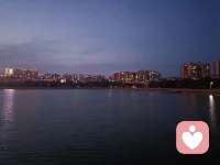人在疲惫的时候会滋生出冷漠和暴躁，人在贫穷拮据的时候会变得狭隘和自私，人只有在快乐的时候才会产生出包容和乐观。很多时候，所谓的性格其实并非一个人固定的品质，而是他所处状态的外显。