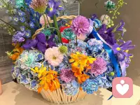 如这束繁花,浓烈与沉静共生。
人亦是如此,敏感、纠结、热烈、内敛都可以共存。
允许内心多色并存,与所有情绪和解,便是最好的自我成全。配图