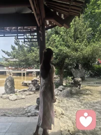亭下临风，静观园景，我愈发确信一件事：
人千万不要把自己困在独处的方寸天地里。多出门邂逅风景，多和同频的人倾诉闲谈，在交流里梳理心绪、接纳自我，就是最好的自愈方式。配图