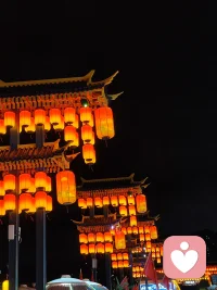满城灯火起，红灯照心安。
人间万般纷扰，走到这一片光亮里，才懂得：
不必追赶谁，自有一盏灯火，为你温柔停留。
