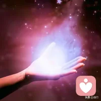 尼采说：其实人跟树一样的，越是向往高处的阳光，它的根就越要伸向黑暗的地底。
人这一生，哪有不费力的成长。越是渴望站上顶峰见光，越要扛住底层的煎熬与磨砺。那些默默咽下的苦，独自熬过的夜，咬牙扛下的难，都是扎根的力量。
别怕眼下的黑暗泥泞，那是在为向上生长蓄力。根扎得越深，才越能顶住风雨，向阳而生，终见繁花。配图