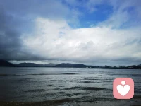 不要去纠结大海能给我们带来什么 ，又会带走什么  这样的话 就能安静坐在沙滩上，享受他的魅力。