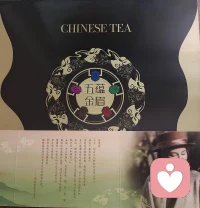 泥泞共生
 
从前在亲密关系里，我最擅长的姿态是傲慢的审判。对方的言行但凡触到我的底线，便即刻被我在心里判处“死刑”——否定，割裂，转身离开，连一丝辩驳的余地都不肯给。友情如此，爱情亦如此，我曾笃信，干净利落的切割，是对自己最好的保护。
 
直到几次刻骨铭心的成长，才让我窥见一个颠覆认知的真相：当我真正爱过一个人，当他在我心里成为无可替代的“自己人”，成为我“自我养育委员会”里的核心成员时，那些曾让我嗤之鼻的东西——他的缺点、卑微、隐秘的私心，那些不成体系的谎言、欲盖弥彰的掩饰，扑面而来的瞬间，我最先涌起的，竟不是权衡利弊的逃离，而是一种本能的、想要并肩而立的冲动：先一起把眼前的烂摊子收拾好，其余的，再说。
 
我再也无法对他轻易审判，更遑论嘲笑与割席。取而代之的，是心底漫上来的、温水般的心疼与同情。我恍然发觉，我们早已是彼此的一部分，他的光明是我的光亮，他的黑暗也成了我的底色，我们的灵魂缠绕着，在岁月里共生共长。哪怕我们都只是不完美的“二流货色”，可我们拥有的，是那些共同走过的朝暮，是那些为彼此挺身而出的勇气，是那句“要过得比现在好”的约定。这份联结，让他在我的人生里，永远拥有一张赦免的通行证。
 
我总忘不了，自己困在人生沼泽里的那段日子。那时的我连自己都在苛责自己，认定脚下的路是亲手选的，哪怕撞进死胡同，也只能咬牙硬扛。是他，伸手将我从泥淖里拽了出来。那种被托举的暖意，成了刻在骨血里的印记，时刻提醒着我，自己是怎样从深渊里一步步爬上来的。
 
所以当他陷入人生的低谷时，我怎么可能转身离去？我始终坚信，真正的亲密，从来不是共享荣光，而是敢把最脆弱的自己剖开给对方看。世人都说人性慕强，脆弱会让爱意褪色、让光环消散，可我觉得，愿意袒露软肋的人，是交出了全部的信任与勇气。这份赤诚，何其珍贵。
 
我们或许在某个瞬间，也曾暗自鄙视过对方的笨拙与狼狈；但更多的时刻，是发自内心的欣赏与懂得。知己、伙伴、伴侣，无论哪一种身份，只要认定你是我的“自己人”，我便绝不会放任你独自踏入火海。
 
人这一生，究竟在为怎样的爱奔赴与坚守，早已悄悄定义了我们的质地。也是从这时起，我终于学会，不再苛责亲密关系里的那些泥泞，因为那正是我们扎根彼此的证明。配图