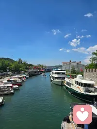 柔弱胜刚强，关键不在于“示弱”，而在于用另一种维度的力量，让刚强的力量无处使、自己耗尽。

可以从三个层面来让它行得通：

一、水之道：不争而渗透
水是最经典的柔弱代表，它取胜靠的不是正面对抗，而是持续、适应与渗透。

· 行得通的方法：遇到阻碍不硬碰，绕过去；日复一日地滴，最终石穿。在人际与事业中，就是以耐心和韧劲，找到最小阻力路径，慢慢浸润，最终改变全局。

二、婴儿之态：柔软而充满生机
老子常以婴儿作喻，其柔弱是可塑性与生长力。新生的枝条柔嫩，狂风过后，折断的是枯硬的老枝，幸存的是能随风俯仰的嫩枝。

· 行得通的方法：保持开放与弹性的心态，不固执于固定形态。像婴儿学东西那样，敢于尝试、不怕犯错、快速成长。这种柔弱里，藏着最强的生命力。

三、策略之柔弱：以静制动
在博弈中，主动示弱常是为让对方骄纵、暴露破绽。

· 行得通的方法：保持冷静，不逞一时意气。让对方先耗力表演，你积蓄力量，等待最佳时机精准出击。这不是单纯的弱，而是将力量用在刀刃上的智慧。

为何我们觉得行不通？
因为我们常误解“柔弱”就是胆小怕事、逆来顺受。老子说的柔弱，恰恰相反，是克服了无谓的刚强冲动之后，一种清醒的策略选择。 它需要更大的内在力量，去驾驭本能。

柔弱胜刚强，本质是以时间换空间，以弹性对刚硬，以整体制局部。

能战胜坚硬之物的，永远是看似柔弱的绵绵若存之力。配图