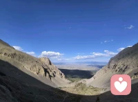 你与世间万物同为一体，你但凡对抗就会烦恼不断。

仔细想想，你所有的烦恼，是不是都来自一个“对抗”？堵车时，你对抗堵车；被人误解时，你对抗误解；生病时，你对抗身体的不适。你以为烦恼是外界造成的，其实不是——烦恼来自你内心“不该如此”的执念。

如何融为一体？不是让你消失，而是停止分裂。

第一步：承认“已经发生”。
下雨了，你说“不该下雨”，这是对抗。你说“下雨了”，这是接纳。接纳不等于喜欢，只是不再浪费力气否认事实。事实永远比你的抗拒更有力量。

第二步：感受“身体信号”。
对抗时，你的身体是紧的——肩膀绷着，胸口堵着，牙关咬着。此刻，深呼吸，把注意力放到那个紧绷处，温柔地说：“我允许你存在。”不评判，不对抗。你会发现，紧绷开始松动。身体松了，心就开了。

第三步：把“对立”换成“对话”。
讨厌一个人，你越对抗，他越像刺。试着在心里说：“你是我生命里出现的一部分，我允许你如你所是。”这不是妥协，是停止内耗。你不需要喜欢他，但你可以不再因为他而失去自己的平静。

第四步：在小事上练习。
排队时，不刷手机，感受呼吸；洗碗时，感受水流。对抗消失了，剩下的只是“正在发生”。那一刻，你与碗、与水、与此刻，是一体的。

融为一体，不是消失自我，而是不再用“我”去撞“世界”。你不再问“为什么是我”，而是说“现在，我能做什么”。烦恼还在，但它不再黏住你。就像风吹过水面，波纹起了，又散了。

你不必对抗，你只需要松开。松开的那一刻，你与万物，本就在一起。