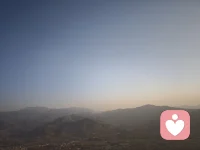 深夜里想起婚姻这件事，它从不是爱情的保鲜盒，而是烟火气里的彼此迁就。
那些熬成白开水的日子，那些“我以为你懂”的误会，终究会在一碗热粥、一盏留灯里，慢慢融成彼此的默契。
 我们要的从不是完美伴侣，只是一个愿意和你一起，把一地鸡毛过成寻常温暖的人。
毕竟，并肩扛过的风雨，才是婚姻里最踏实的浪漫。配图