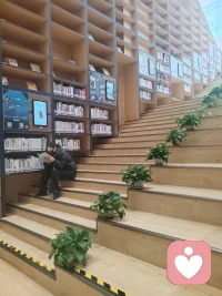 哈喽～今天是我正式成为倾听师的第一天✨ 不用假装坚强，不用刻意乐观，你可以带着委屈、焦虑、迷茫，或是那些说不出口的小情绪来找我。 我不做评判，不急于给出答案，只做一个安静又靠谱的倾听者，接住你的所有心里话。 无论是工作的压力、人际关系的烦恼，还是深夜里突如其来的emo，都可以放心倾诉。 今天接单，愿我的第一份倾听，能成为你情绪的小出口。需要的话，随时找我～配图