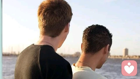 《喜欢上同性的已婚同事，这样的我正常吗？》