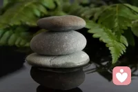 你痛苦的根源就在于，你总想把不正常的人当成正常人来对待，把不合理的事情按照你希望的规矩合理化。配图