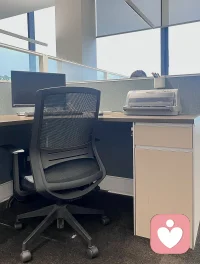 周一的办公桌，是心绪的停泊站。在这里，每个来访的故事都被轻柔安放，等待阳光缓缓照进褶皱的角落。配图