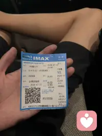 功夫女足真的很难看吗？都被骂上热搜了。

有个主持人说啥  看完再也不欠周星驰电影票了，恶心，那主持人是谁都不知道，明显来刷存在感的！

昨天去看完了，整体来说还是非常值得一看的电影。

前面几分钟确实尴尬，难看，但是越看到后面越搞笑越精彩！
电影院也是笑声不断，包括小朋友也笑的很开心。
白天工作疲惫之余，晚上看场喜剧电影，心情真的会很开心，那种松弛的感觉是不会错的！

就喜剧而言，相比沈腾以前的夏洛特烦恼，西红柿首富相比，确实有差距。
但是从电影整体来说，想表达的东西，传递的价值观啊。
功夫女足想表达的东西很好啊，讲中国女足，讲体育精神，而且很正能量啊，星爷很爱国啊，每个球队对应一个国家，最后打大河队，哈哈哈，中日对决。

数据来说也很好啊，上映1天票房都快2亿了，数据也能证明好看，消费者又不是傻子，好不好看自己心里没数吗？

总之，功夫女足，很值得一看，嘿嘿配图