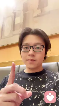 讨厌的工作，煎熬和辞职，到底怎么选？

最近和一个24岁男生的聊天，特别有共鸣。

他曾经有一份很不错的工作，状态轻松、心里踏实。

但换了新工作之后，整个人彻底陷入了内耗。

现在的岗位，他极度不擅长、极度不适应。

每天上班都是煎熬：
怕做错事、怕被领导批评、怕出纰漏、每天高度紧绷、心里惴惴不安。

他无数次想辞职，
可最大的焦虑是：想走，却不知道下一步去哪，没有新方向、没有退路。

于是日复一日，
在「忍下去」和「马上辞职」之间反复拉扯、自我消耗。

其实，绝大多数普通人的职场焦虑，
都是一模一样的：
工作不喜欢、环境不舒服、身心俱疲，却又不敢轻易离开。

今天把最真实、最落地的两个职场真相分享给大家，彻底治愈你的工作内耗。

01 身体和情绪的难受，永远不会骗人

我一直坚信一句话：
你的感觉，是最真实的答案。

一份工作，如果长期让你压抑、焦虑、恐惧、自卑、每天煎熬度日。
哪怕工资尚可、待遇稳定，它依然不适合你。

人待在错误的环境里，是会慢慢废掉的。

情绪持续内耗、心态越来越自卑、每天活得小心翼翼，
这种消耗，远比少赚一点钱更可怕。

所以第一点我想说：
如果你真的极度讨厌现在的工作，每一天都很煎熬，能换尽早换。

尤其是像这个男生一样，手里有存款、有底气、有选择的人，
千万不要死磕在让你痛苦的环境里。

人生很短，没必要长期折磨自己。

适合的工作，是滋养你、让你成长、让你自信的。
不适合的工作，是消耗你、打压你、否定你的。

遵从自己的感受，及时跳出内耗环境，是成年人最高级的自救。

02 真正的成长，是学会在不完美的环境里自渡

但我也要告诉大家一个更现实、更扎心的真相：
这世上，几乎没有百分之百完美、完全舒服、完全喜欢的工作。

绝大多数人的工作，都是将就、都是磨合、都是不完美的。

你换一份工作，依然会有压力、有委屈、有难题、有严苛的领导、有做不完的琐事。

如果你的心态不变，
你换十个环境、换一百份工作，依然会痛苦、依然会内耗。

所以比“辞职逃离”更重要的能力，是自我调节、自我重塑的能力。

真正的成熟，不是遇到不喜欢的环境就逃跑。

而是：
我改变不了环境，我就改变自己的心态。

不再过度恐惧出错，
不再过度在意领导的评价，
不再因为一点压力就全盘否定自己。

在不完美的环境里，修炼自己的情绪、心态、抗压能力。配图