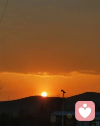 婚姻爱情的终极意义，是通过他人这面镜子，照见自己未愈合的裂痕，拥抱它修复它，而后获得内心平和的幸福。配图